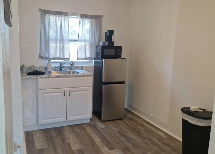 Nice 1 Bedroom Apartment In Sunny Days Motel 3