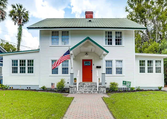 Walk To Stetson And Historic Downtown Deland!