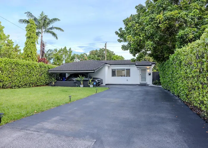 Bright & Modern Vacation Home In North Miami Beach