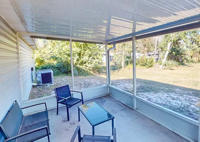 Sunlit Dog-Friendly Gulf Retreat With Patio W&D - Moments From Beaches & Parks