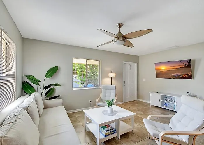 2 Bedroom Home Close To The Beach