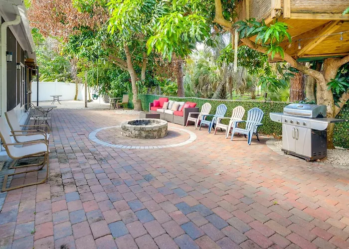 Games, Outdoor Kitchen: Port St Lucie Family Home