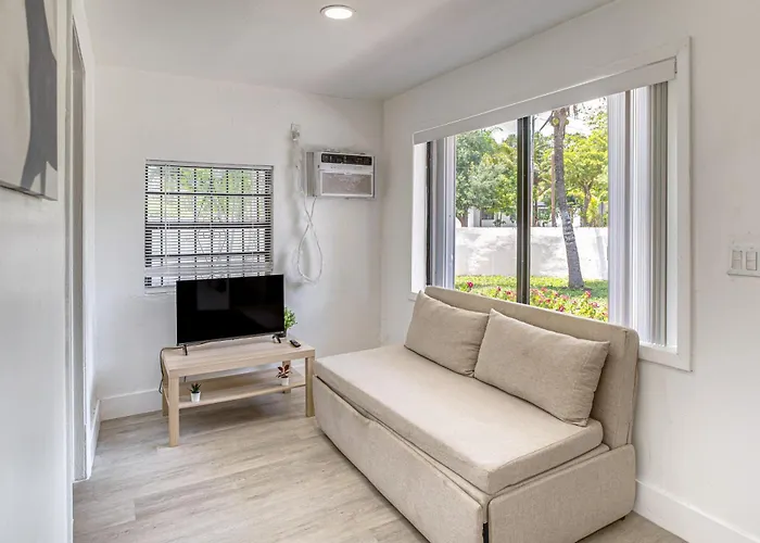 4 Mi To Surfside Beach! North Miami Apt