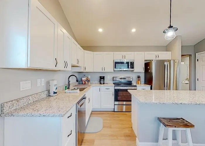 Serene Home With Grill Patio Deck & Kitchen - Snowbird Friendly