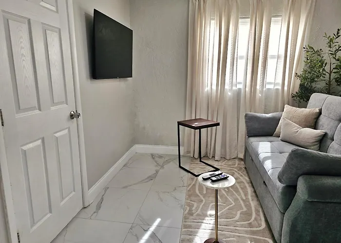 Miami Gardens Cozy 2-Bedroom Private Guesthouse