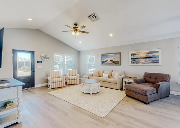Serene Home With Grill Patio Deck & Kitchen - Snowbird Friendly