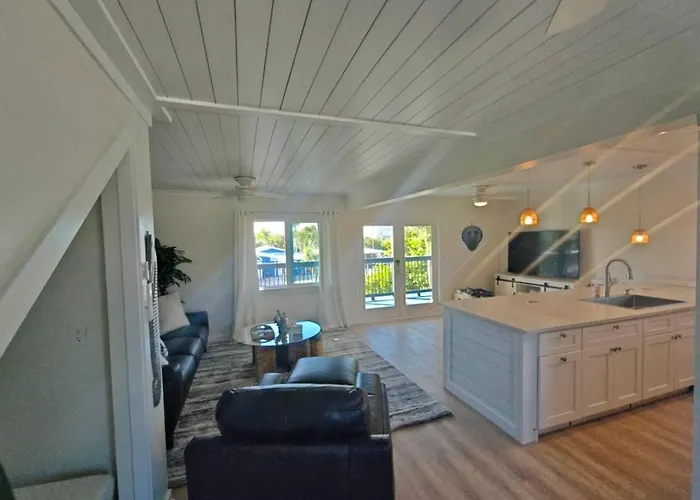 The Lazy Manatee 2 Bedroom House