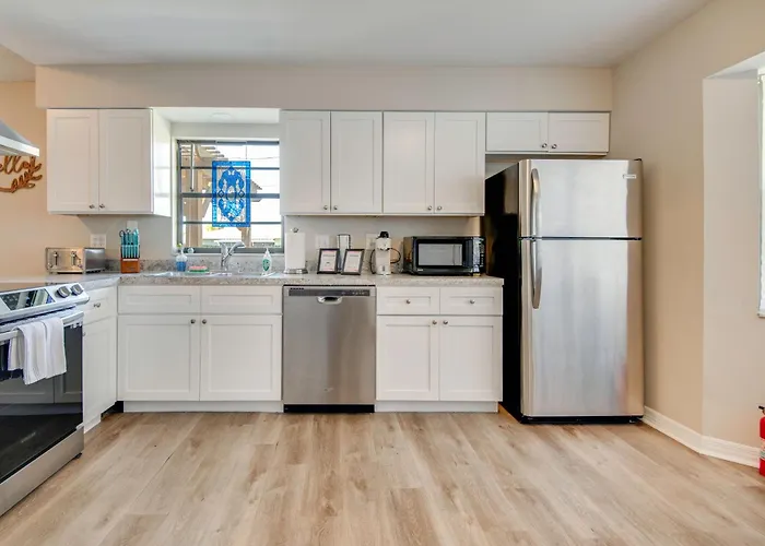 Whole House, Big Yard, Garage: 20 Min To Beach!
