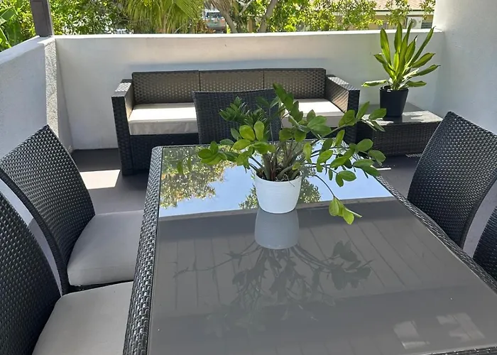Daphne'S Tropical Oasis Boutique Hostel