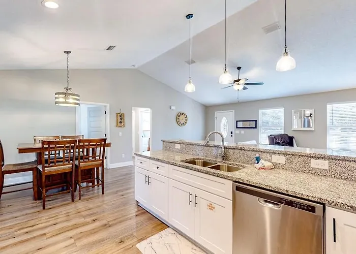 Sunlit Dog-Friendly Gulf Retreat With Patio W&D - Moments From Beaches & Parks