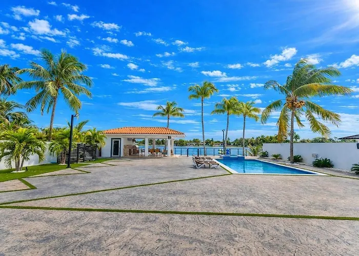 Lake House Oasis Heated Pool And Amazing Views!