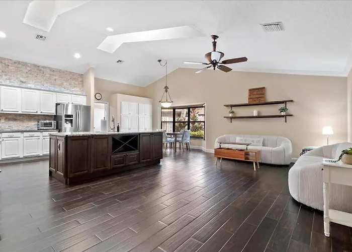 Elegant, 4 Bdr House With A Pool And Bbq