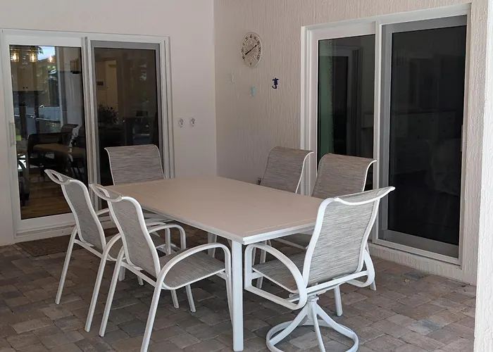 Luxury Beachside Retreat - Heated Pool - Walk To Beach - Seasonal Stays Welcome