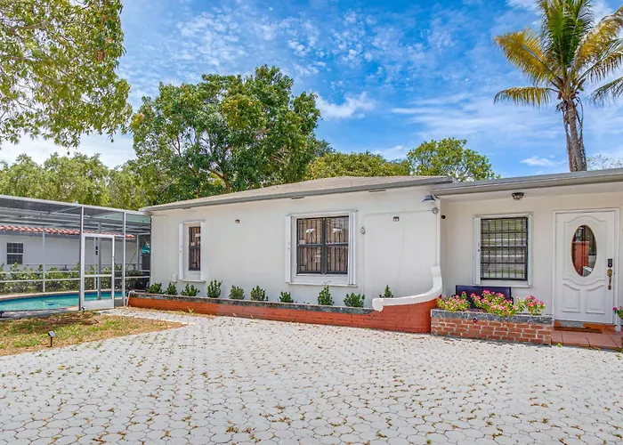 Sunny Pool Days! North Miami Home Base Near Beach