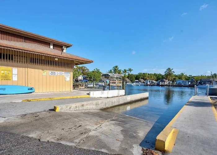 New Tiny Home Paddle Boards, Kayaks, Pool, Marina