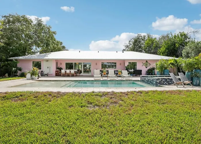Longboat Key Waterfront - Private Heated Pool With Soaking End & Luxury Hot Tub!