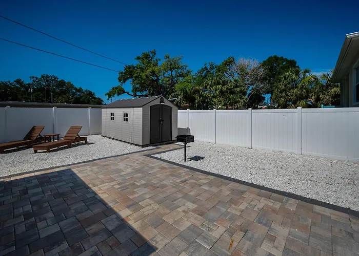 Tropical 3Br Bungalow Near Sponge Docks, Downtown, Pinellas Trail, & Pickleball