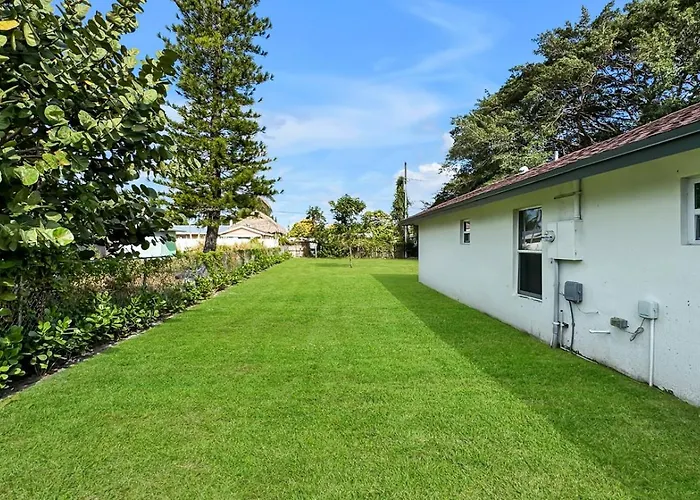 Brand New Modern Villa - Fully Fenced Backyard