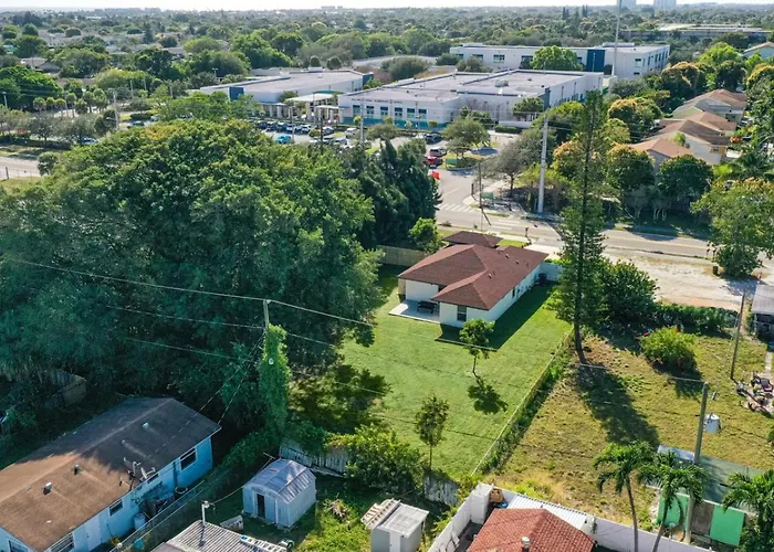 Brand New Modern Villa - Fully Fenced Backyard