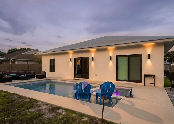 Spacious Home Private Pool Patio & Bbq