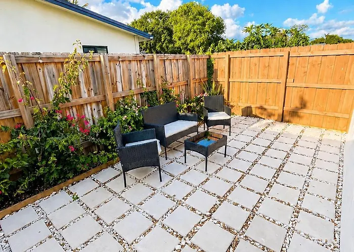 Private Minimalist Studio With Patio And Parking