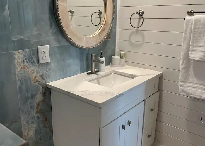 Tarpo Tide Grand Remodeled 3 Bedroom Waterfront View