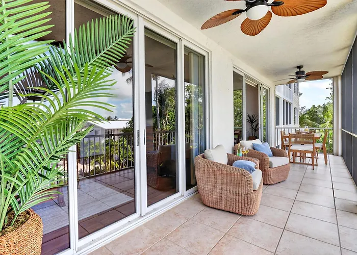 Santorini- Islamorada Waterfront Condo, Ensuites, Pool, Hot Tub