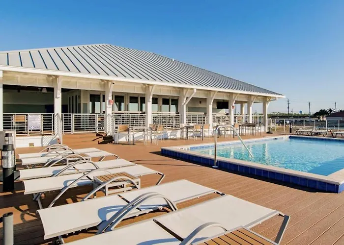 Airy Townhouse With Pool Hot Tub Central Ac & Washerdryer - Dog-Friendly