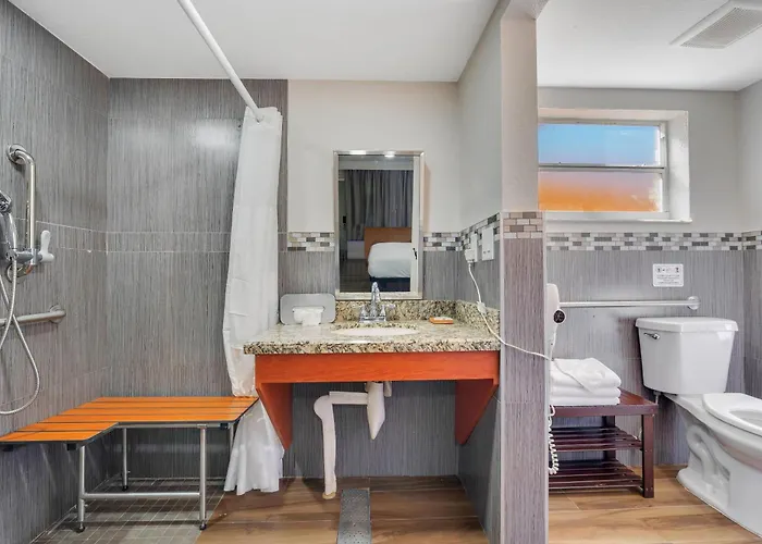 Quality Inn & Suites Airport-Cruise Port Hollywood