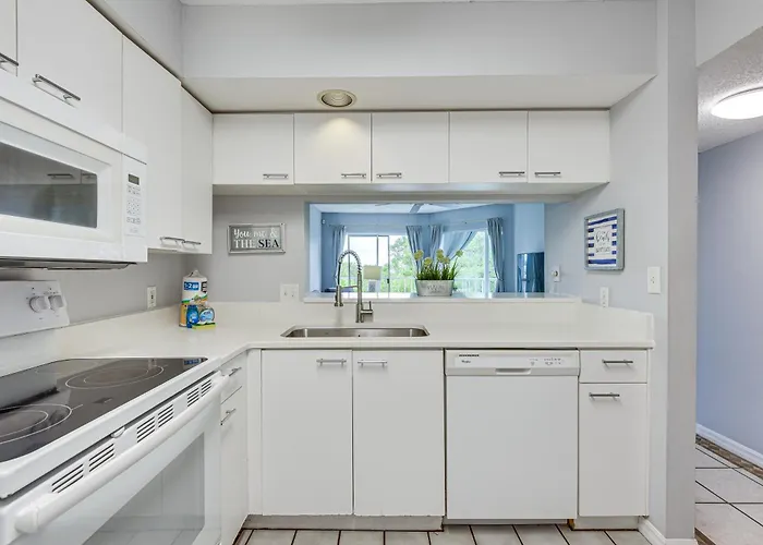 Pool Access, Walk To Manatee Beach: Coastal Condo