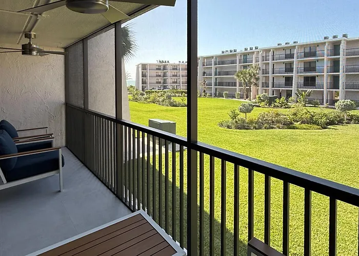 Sanibel Island Studio: Pool Access, Walk To Beach