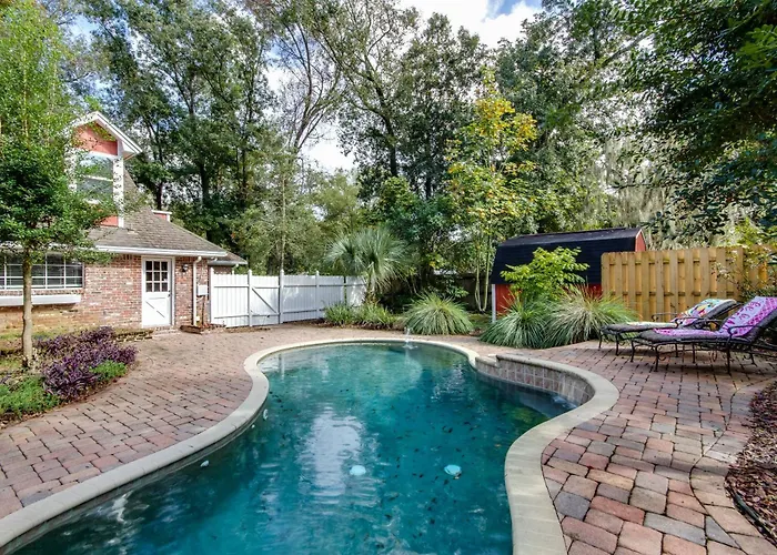 English Cottage Pool Home -- Florida Style!