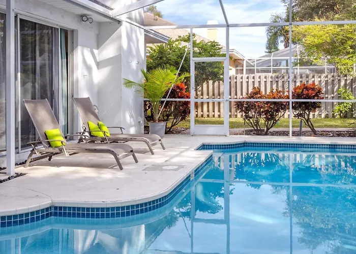 Palm Harbor Paradise - Spacious Home In Quiet Neighborhood With Heated Pool, Billiard Room, Hot Tub
