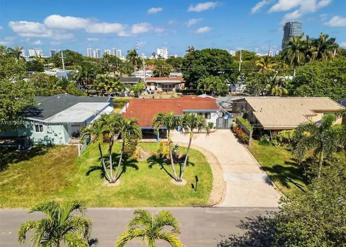 Luxury Waterfront Villa, With Private Hot Tub, Beachs, Aventura Mall Casinos, Restaruants
