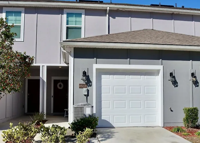 Entire Townhome Minutes From Beach And Airport