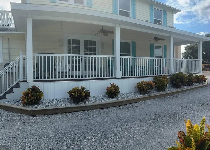 Serenity Charmer - Walk To Downtown & Marina