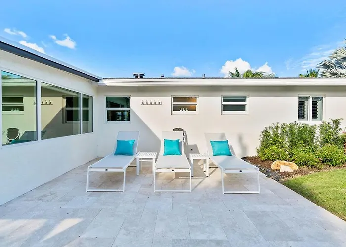 N Palm Beach Heated Pool, Spa & Lakeside Beach