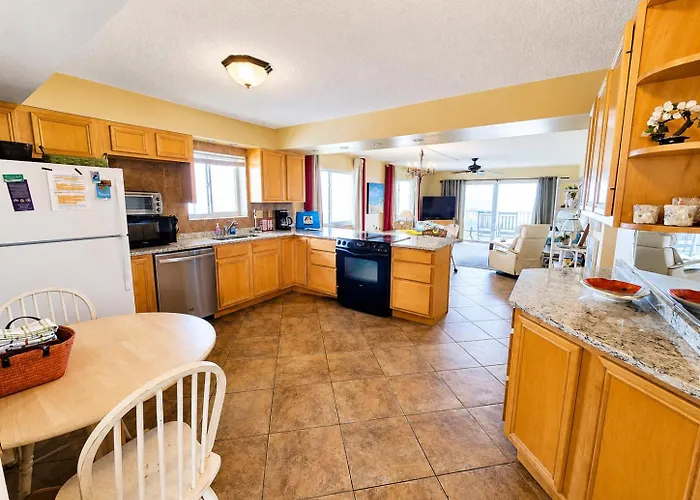 Beachfront Ocean-Views Condo, Balcony! Pool, Bbq