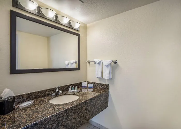 Clarion Inn & Suites Central Clearwater Beach