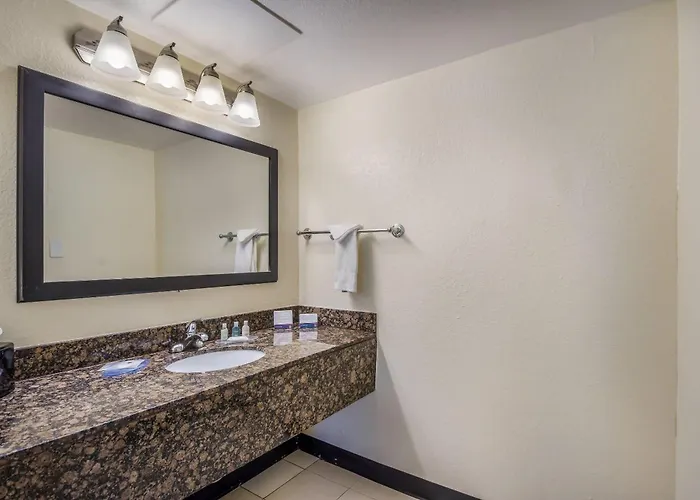 Clarion Inn & Suites Central Clearwater Beach