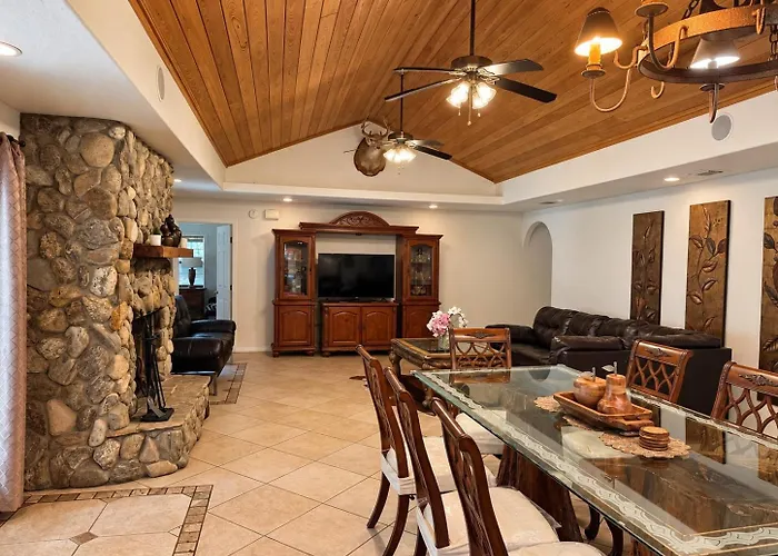 Beautiful Vacation Home Across From Lake Okeechobee