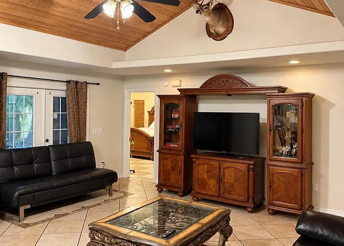 Beautiful Vacation Home Across From Lake Okeechobee