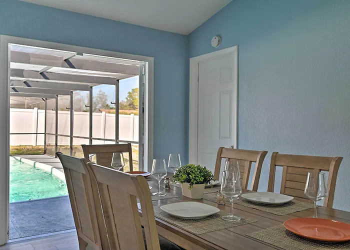 Port Richey Getaway W/ Lanai, Pool & Grill!