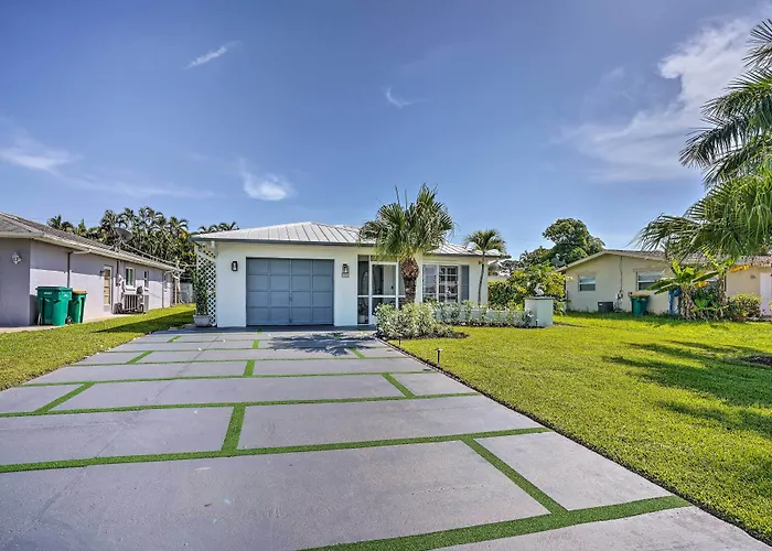 Naples Oasis W/ Screened Pool, Bike To Beach!