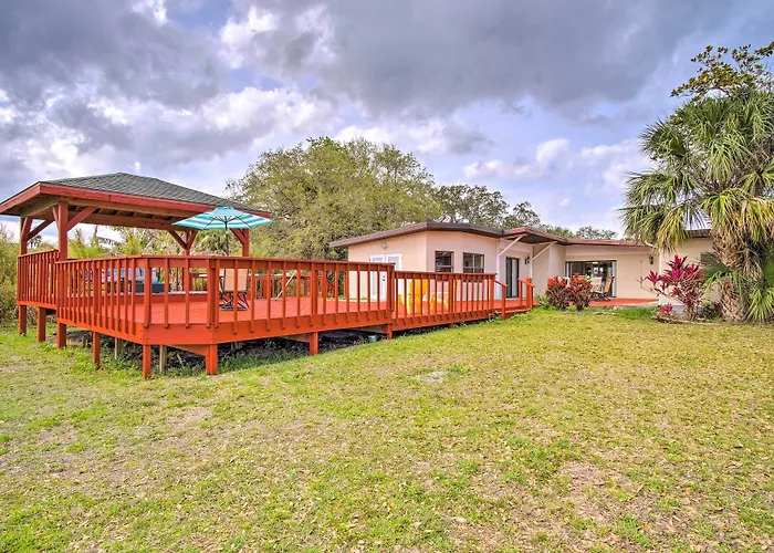 Cozy Melbourne Home W/ Deck & Pool: 5 Mi To Beach!