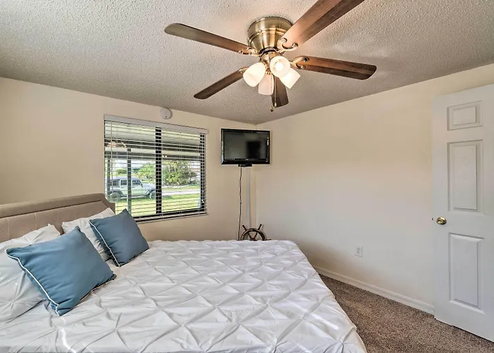 Bright Venice Home W/ Yard < 4 Miles To Beach!