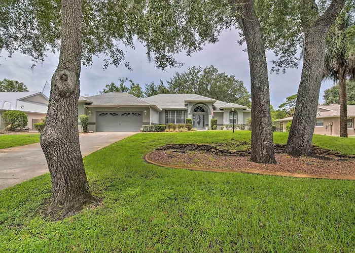 Crystal River Gem Near Three Sisters Springs!