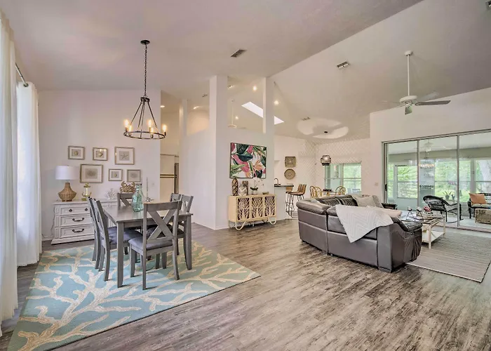 Crystal River Gem Near Three Sisters Springs!