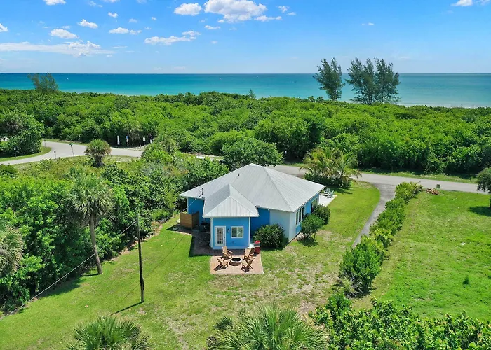Hutchinson Island Cottage: Steps To The Beach