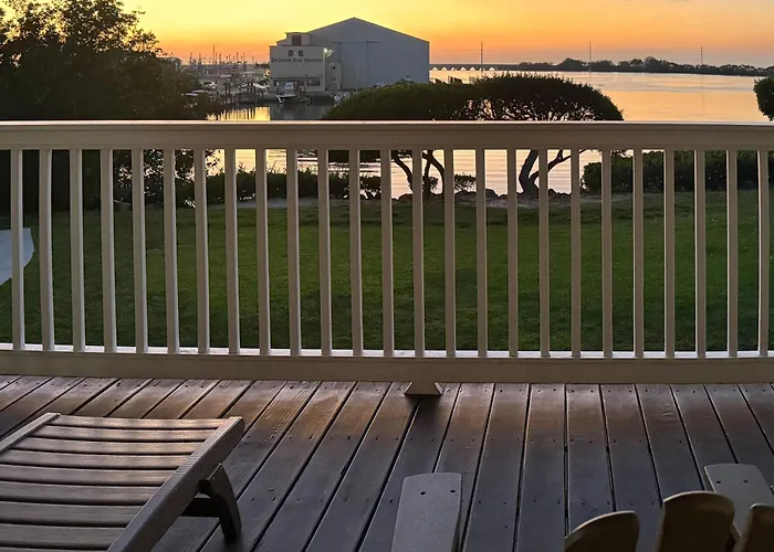 Beach House Getaway - Waterfront Villa In Duck Key